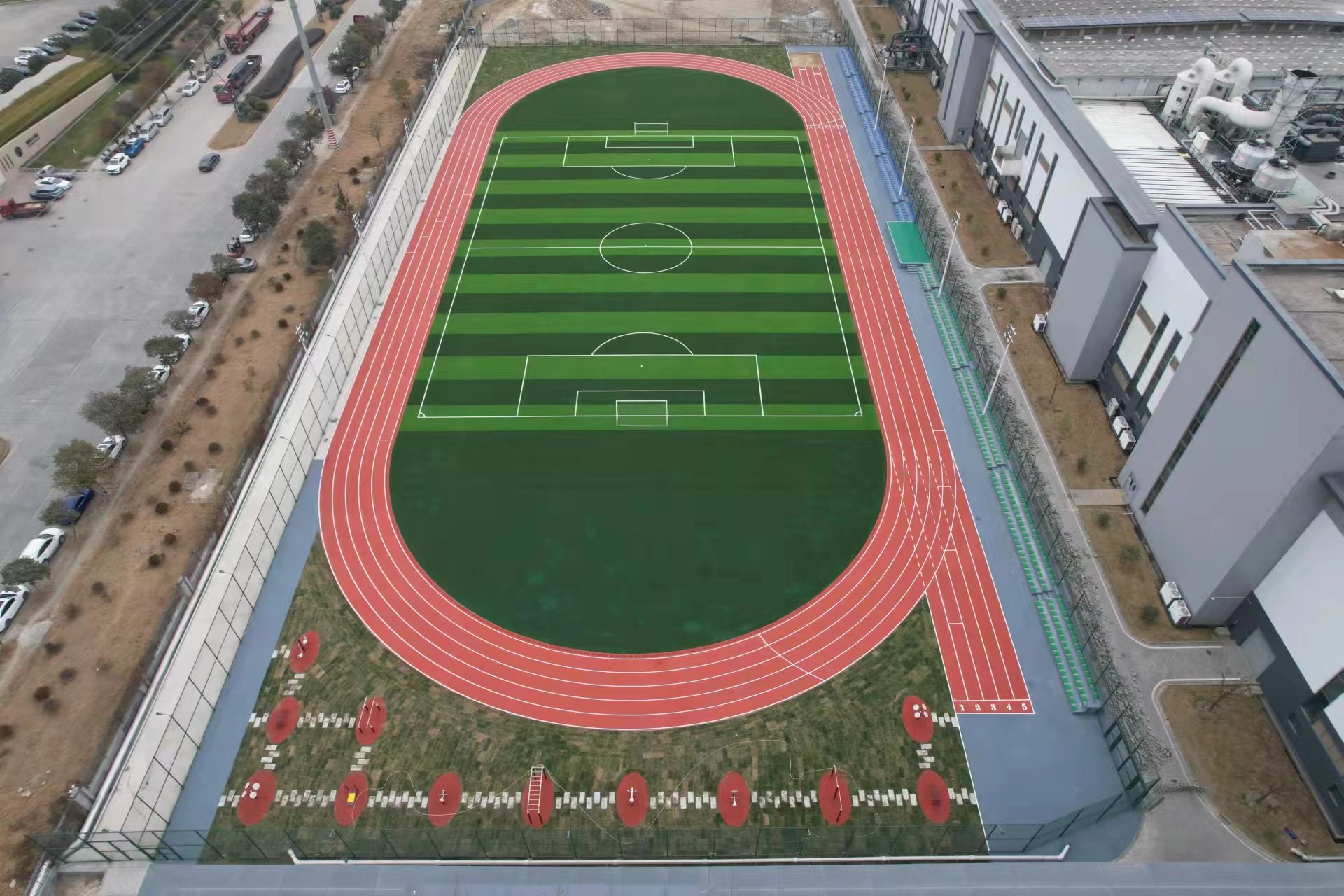 塑膠跑道廠家怎樣選擇，塑膠跑道廠家前期施工，溢邦體育給您解答