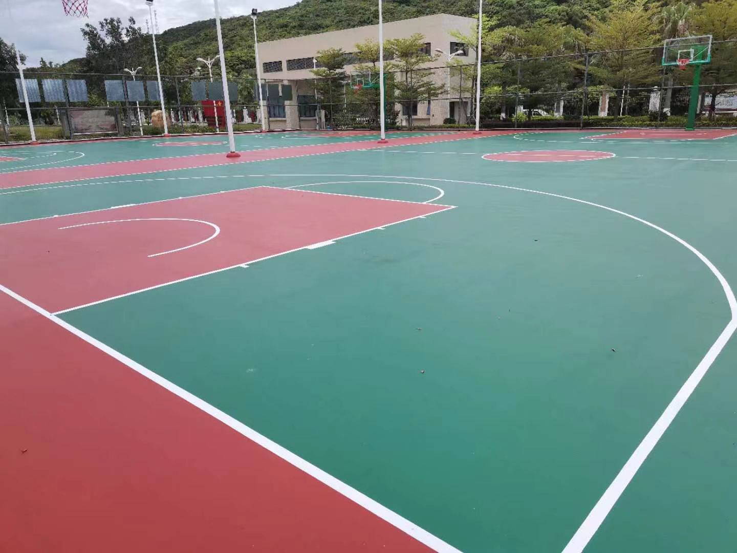 硅pu籃球場造價(jià)與選擇，2023溢邦體育廠家報(bào)價(jià)