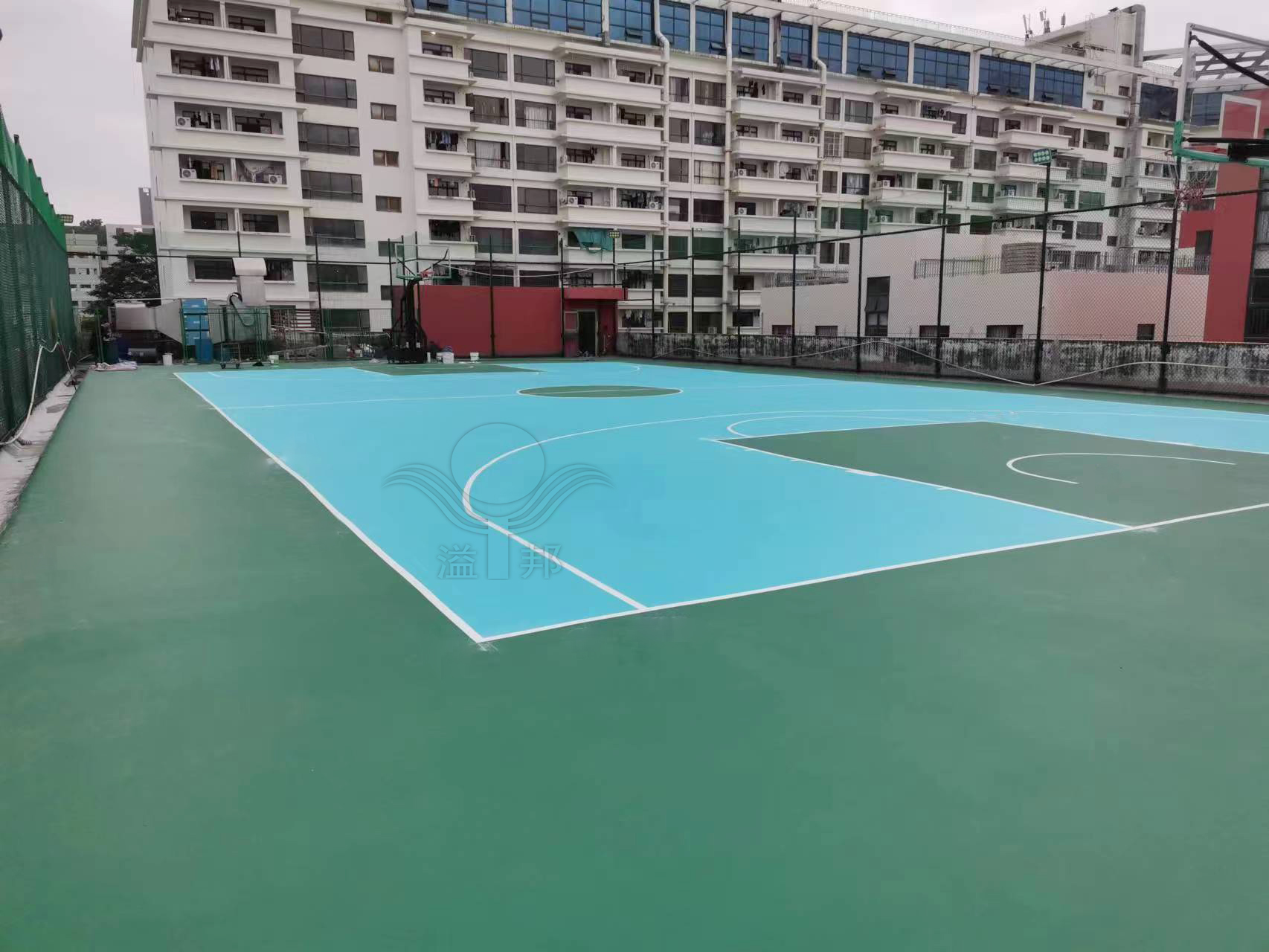 建一個(gè)籃球場(chǎng)需要多少錢？哪個(gè)籃球場(chǎng)建設(shè)廠家最劃算？